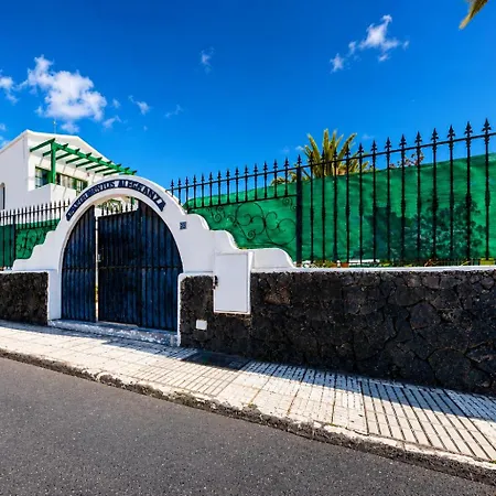 Апартаменти Chez Carmen Allegranza - Pool View - By Lanzarote *